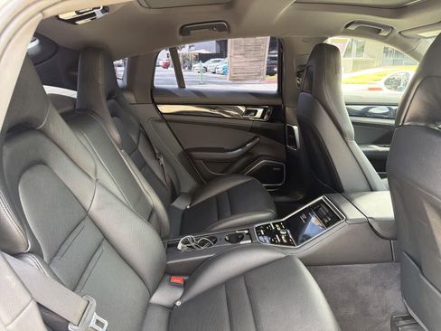 Used 2021 Porsche Panamera 4 image 32