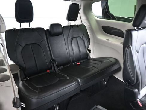 Used 2023 Chrysler Pacifica Touring-L FWD image 23