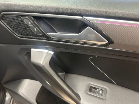 Used 2022 Volkswagen Tiguan SE R-Line image 8