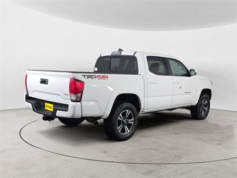 Used 2017 Toyota Tacoma TRD Sport image 5