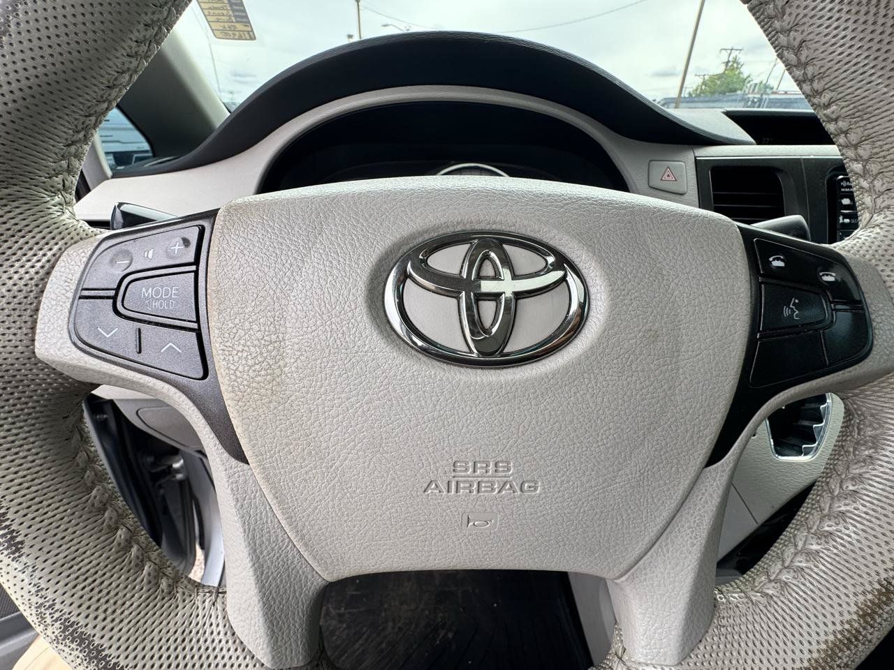 Used 2014 Toyota Sienna SE FWD image 21