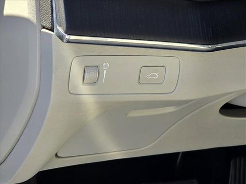 Used 2020 Volvo XC90 T6 Momentum w/ Protection Package Premier image 11