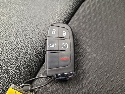 Used 2024 Jeep Compass Latitude image 32