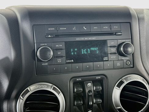 Used 2015 Jeep Wrangler Unlimited Sahara w/ Connectivity Group AWD/4WD image 19