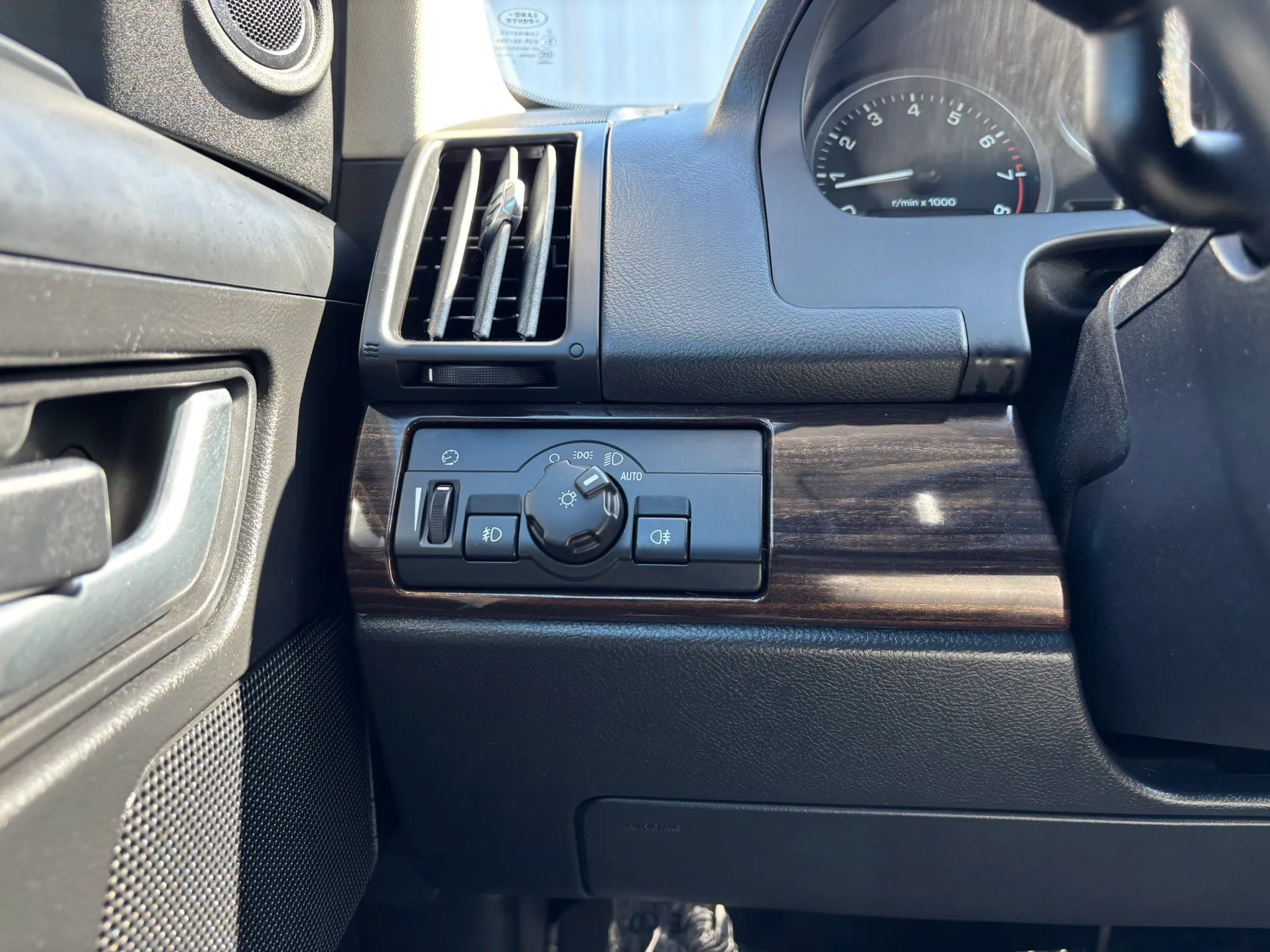 Used 2011 Land Rover LR2 HSE AWD/4WD image 25