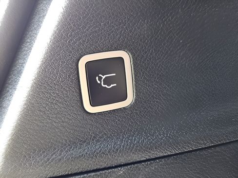 Used 2025 Chrysler Pacifica Limited FWD image 29