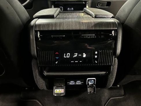 Used 2024 Jeep Wagoneer L Series II w/ Flexible Seating Group image 29