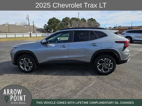 Used 2025 Chevrolet Trax LT image 7