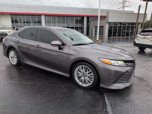 Used 2019 Toyota Camry XLE FWD image 7