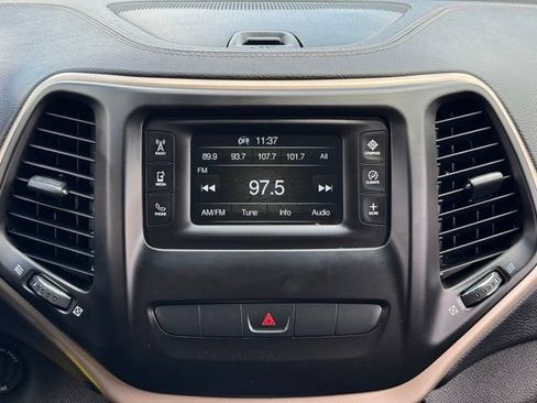 Used 2015 Jeep Cherokee Latitude w/ Cold Weather Group AWD/4WD image 3