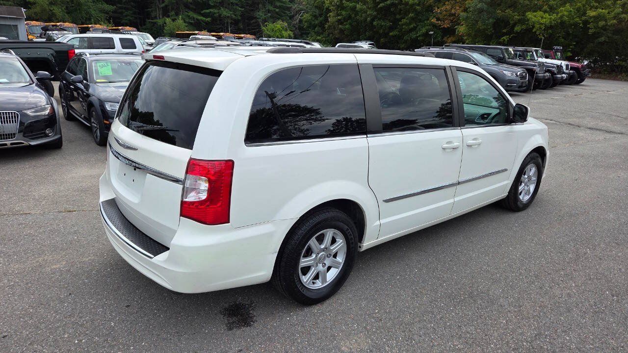 Used 2011 Chrysler Town & Country Touring FWD image 16