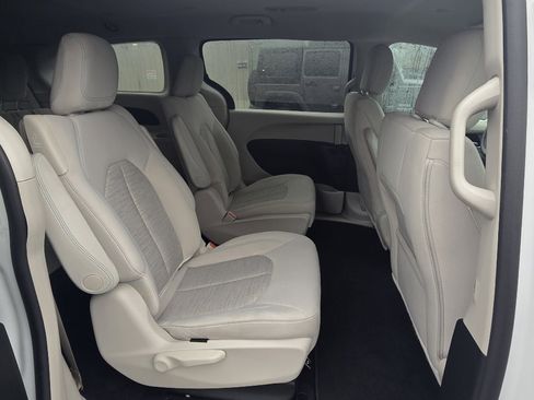 Used 2017 Chrysler Pacifica Touring Plus image 15