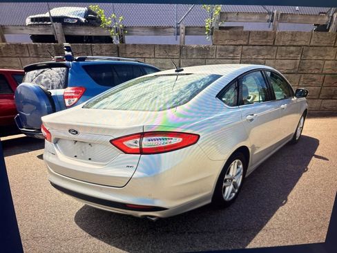 Used 2014 Ford Fusion SE FWD image 3