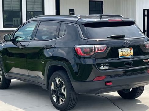 Used 2018 Jeep Compass Trailhawk w/ Leather Interior Group AWD/4WD image 3