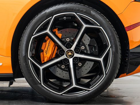Used 2020 Lamborghini Huracan EVO image 11