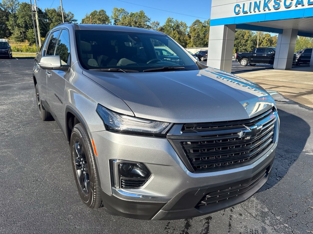 Used 2023 Chevrolet Traverse LT FWD image 2