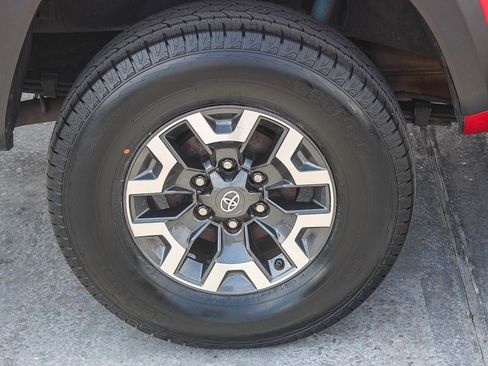 Used 2018 Toyota Tacoma TRD Off-Road RWD image 12