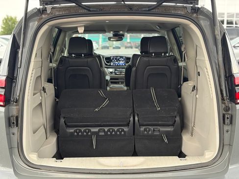 Used 2022 Chrysler Pacifica Touring-L FWD image 10