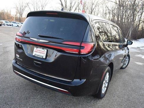 Used 2024 Chrysler Pacifica Touring-L FWD image 8