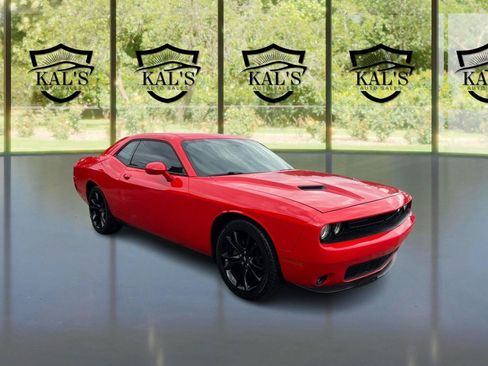 Used 2018 Dodge Challenger SXT w/ Blacktop Package RWD image 3