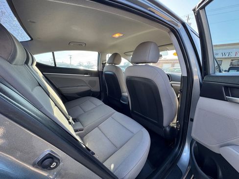 Used 2019 Hyundai Elantra SE image 32