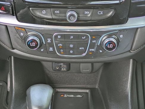 Used 2023 Chevrolet Traverse Premier FWD image 17