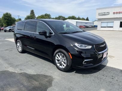 Used 2025 Chrysler Pacifica Select