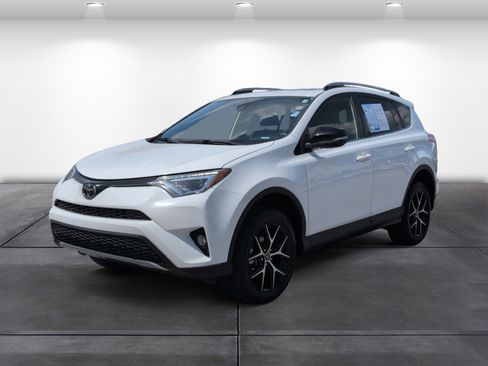 Used 2018 Toyota RAV4 SE w/ Power Extra Value Package image 4