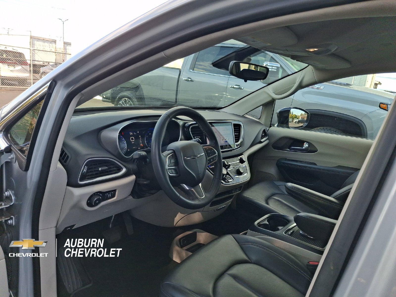 Used 2024 Chrysler Pacifica Touring-L FWD image 11