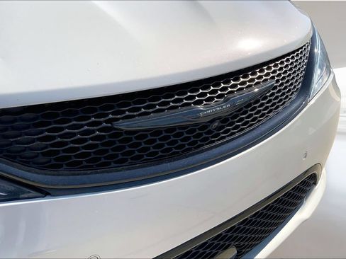 Used 2020 Chrysler Pacifica Touring-L Plus FWD image 28