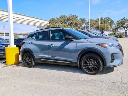Used 2022 Nissan Kicks SR image 7
