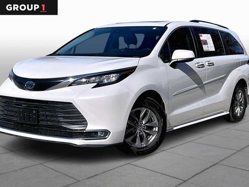 Used 2022 Toyota Sienna XLE image 1