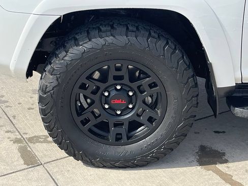 Used 2020 Toyota 4Runner SR5 AWD/4WD image 5