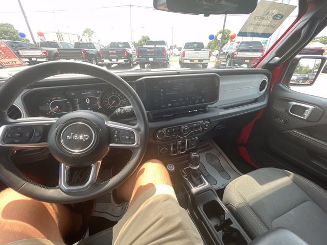 Used 2025 Jeep Wrangler Unlimited Sahara AWD/4WD image 17