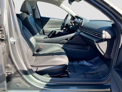 Used 2025 Hyundai Elantra Limited image 27
