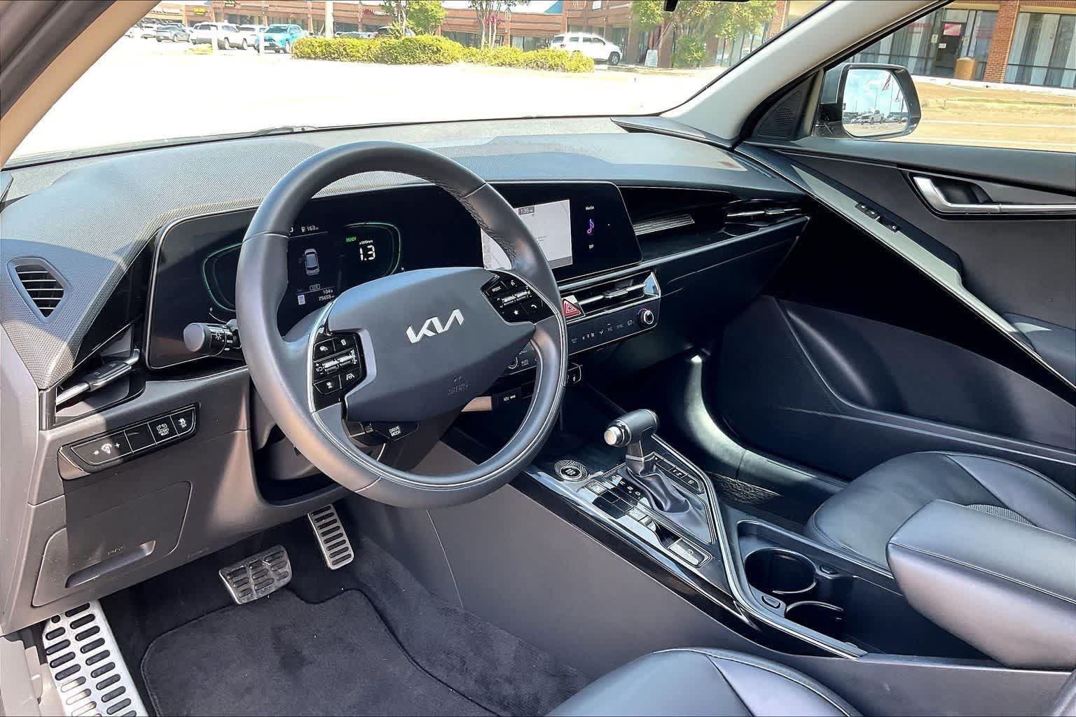 Certified 2023 Kia Niro EX Touring FWD image 2