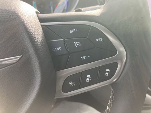 Used 2023 Chrysler Pacifica Touring-L image 30