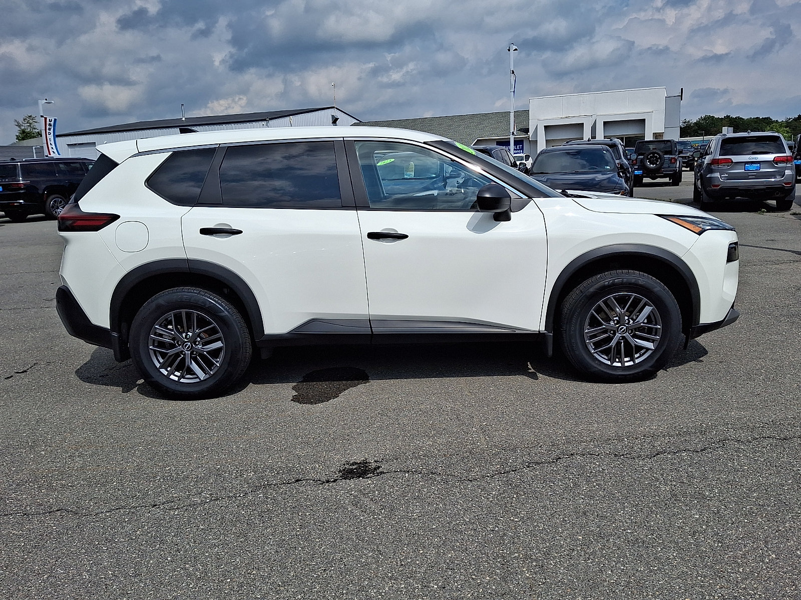 Used 2023 Nissan Rogue S AWD/4WD image 7