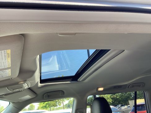 Used 2024 Nissan Armada SL w/ Captain's Chairs Package image 8