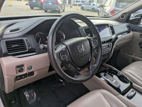 Certified 2018 Honda Pilot Touring image 11