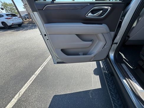 Used 2023 Chevrolet Suburban Z71 w/ Luxury Package image 22