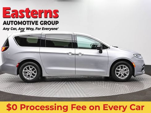 Used 2024 Chrysler Pacifica Touring-L FWD image 4