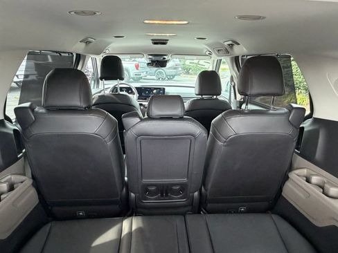 Used 2025 Kia Carnival EX FWD image 10