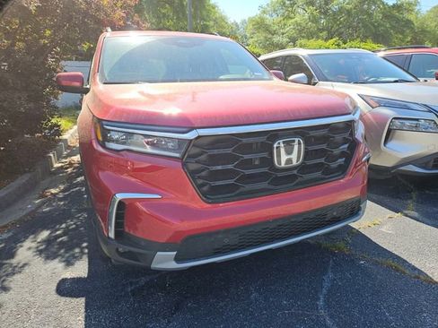 Used 2025 Honda Pilot Touring image 4