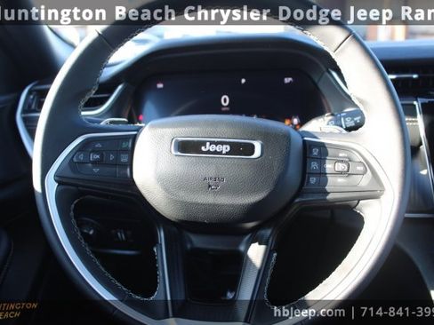 Used 2025 Jeep Grand Cherokee Laredo X image 14