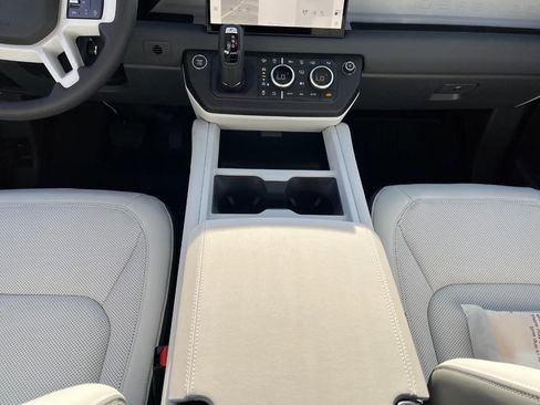 Certified 2025 Land Rover Defender 110 X-Dynamic SE image 17