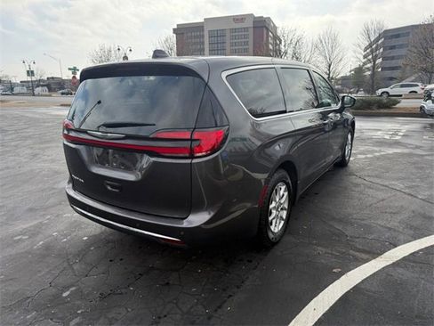 Used 2023 Chrysler Pacifica Touring-L image 7
