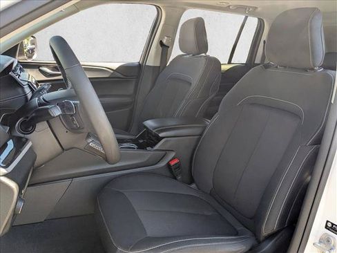 Used 2023 Jeep Grand Cherokee Laredo w/ Luxury Tech Group I AWD/4WD image 16