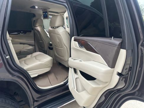 Used 2016 Cadillac Escalade Luxury image 25