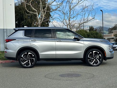 Used 2022 Mitsubishi Outlander ES image 3